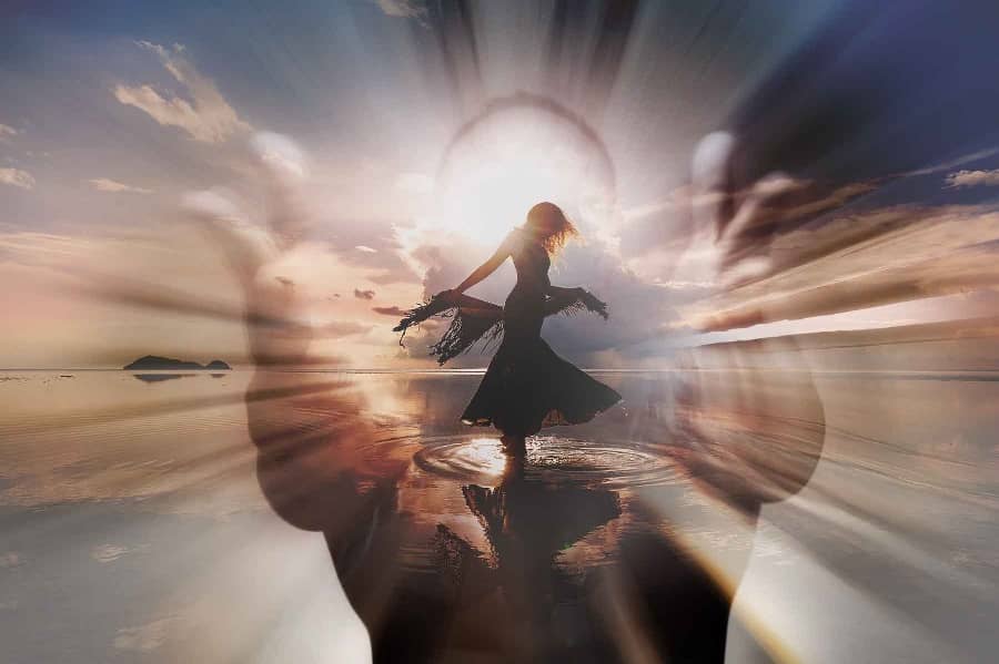 Exploring the Differences Between a Medium and a Psychic